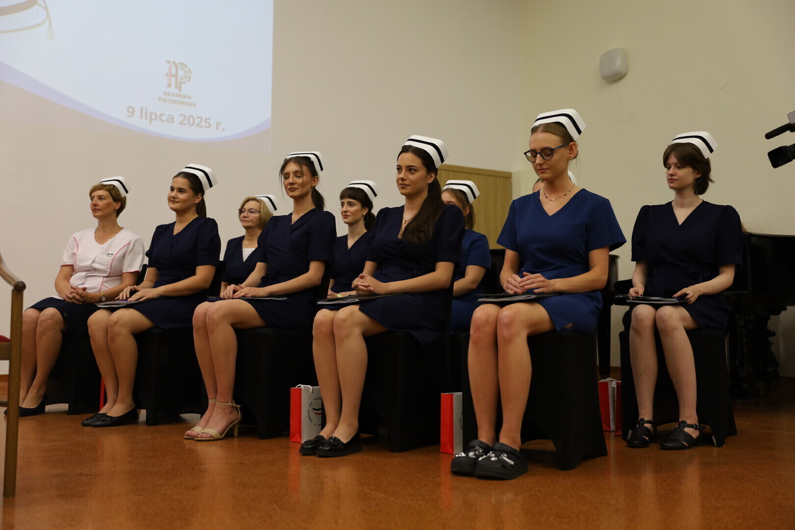 Czepkowanie w Akademii Piotrkowskiej. Uroczysta chwila dla absolwentek pielęgniarstwa