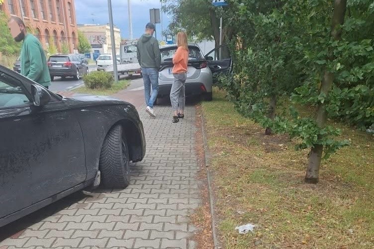 Aż cztery kolizje w regionie. Trzy w okolicy jednej ulicy jedna ucieczka i nieoznakowany radiowóz w akcji