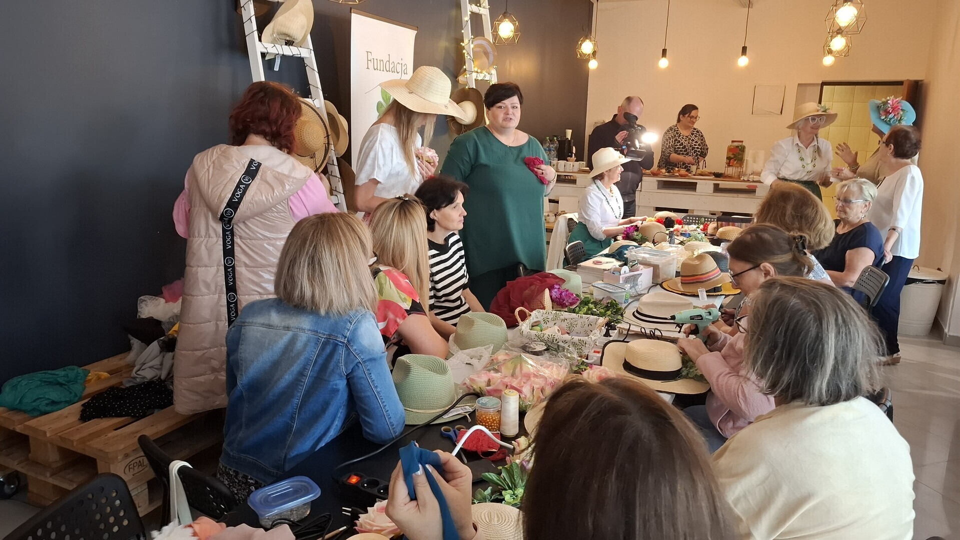 Kapelusze kolory i kobieca siła. Projekt Stowarzyszenia To Jest To zrealizowany dzięki mikrograntowi