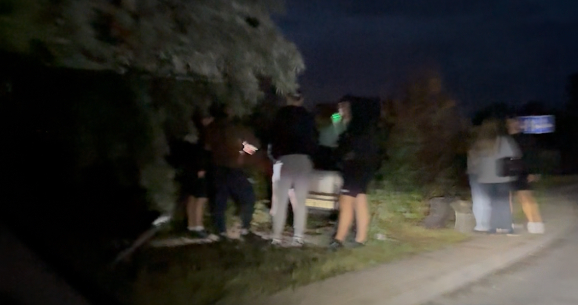 Groźne zdarzenie w Alejach Kopernika. Samochód wypadł z drogi i uderzył w latarnię