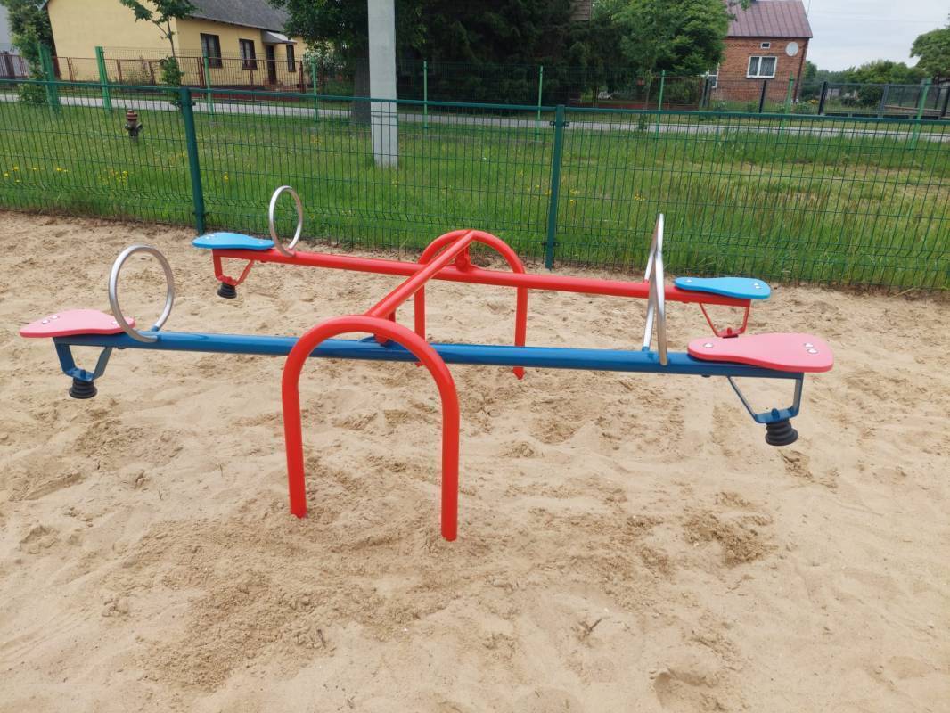 Porządki na placu zabaw w Sobakówku