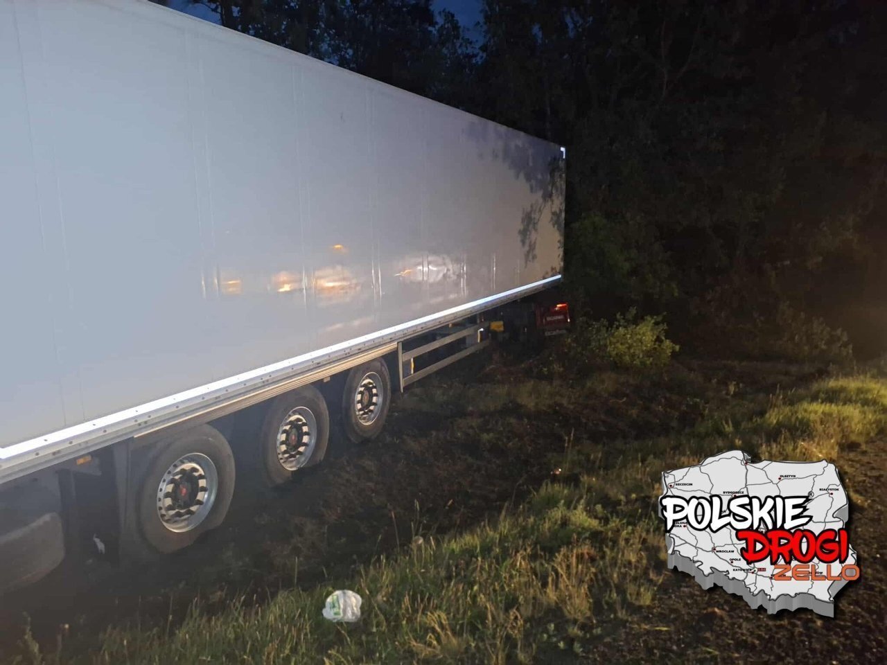 Śmiertelny wypadek na DK12 pod Piotrkowem nie żyje kierowca Chevroleta po zderzeniu z ciężarówką w Pieńkach Karlińskich