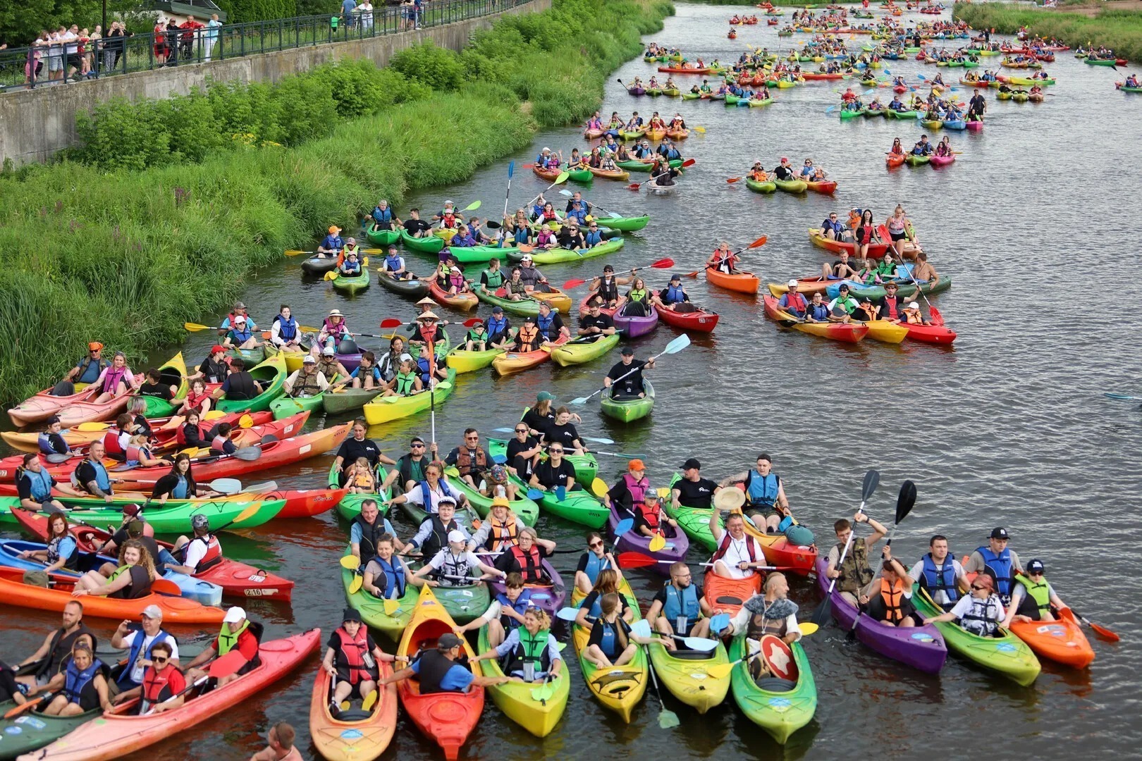 Rekord w Sulejowie znów pobity. Zobacz materiał video Pilicą popłynęło 617 osób w 365 kajakach. Miasto wraca na turystyczną mapę Polski.