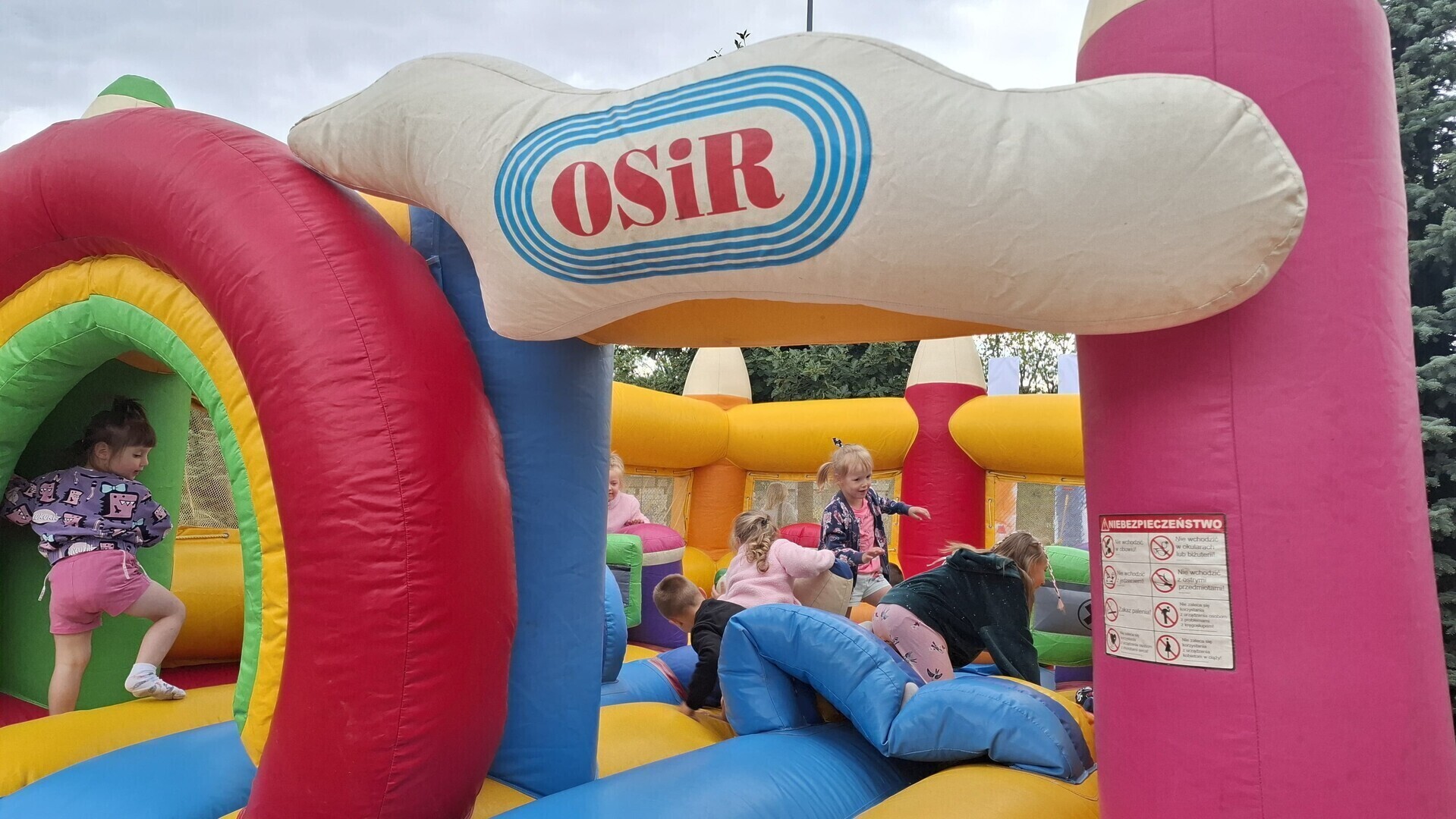 Czwartkowe festyny to już zwyczaj. Tak jak w poprzednich latach również tego lata Piotrków Trybunalski nie zawiódł mieszkańców w każdy wakacyjny czwartek na różnych osiedlach miasta odbywają się kolorowe festyny rodzinne