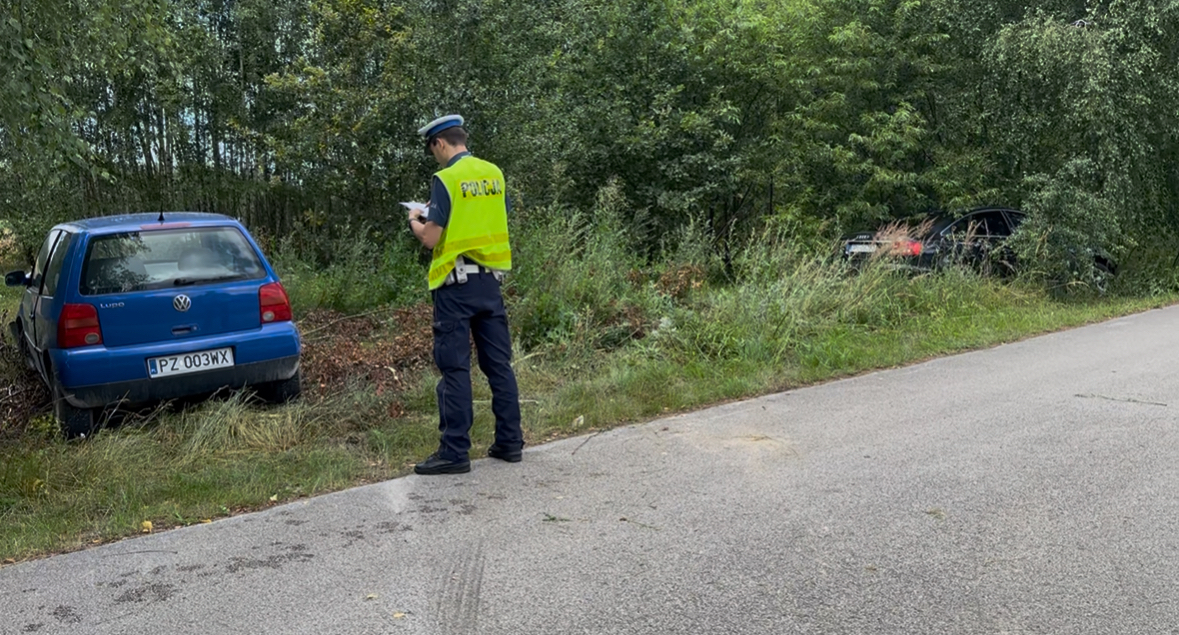 Policyjny pościg za Audi w gminie Wola Krzysztoporska kierowca nie zatrzymał się do kontroli zderzył się z Volkswagenem i uciekł do lasu