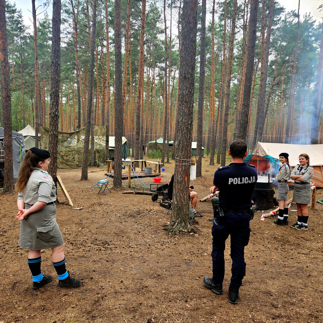 Dzielnicowy z Wolborza sprawdził bezpieczeństwo harcerzy