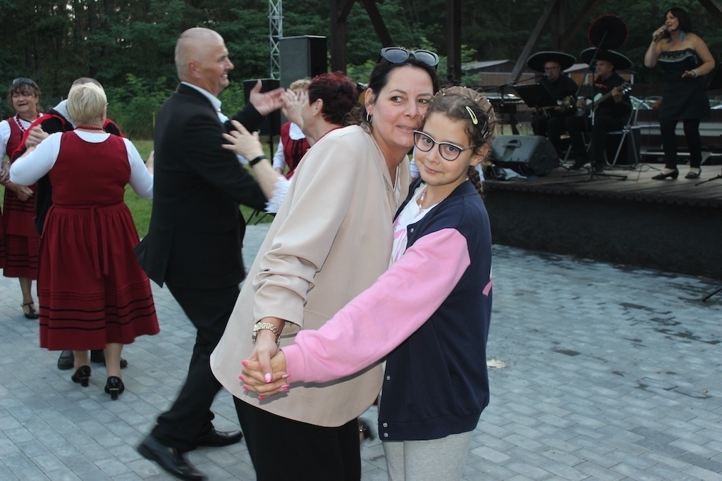 Sołecki piknik w Lubiaszowie muzyka zabawa pokaz ratownictwa i zabytkowe pojazdy