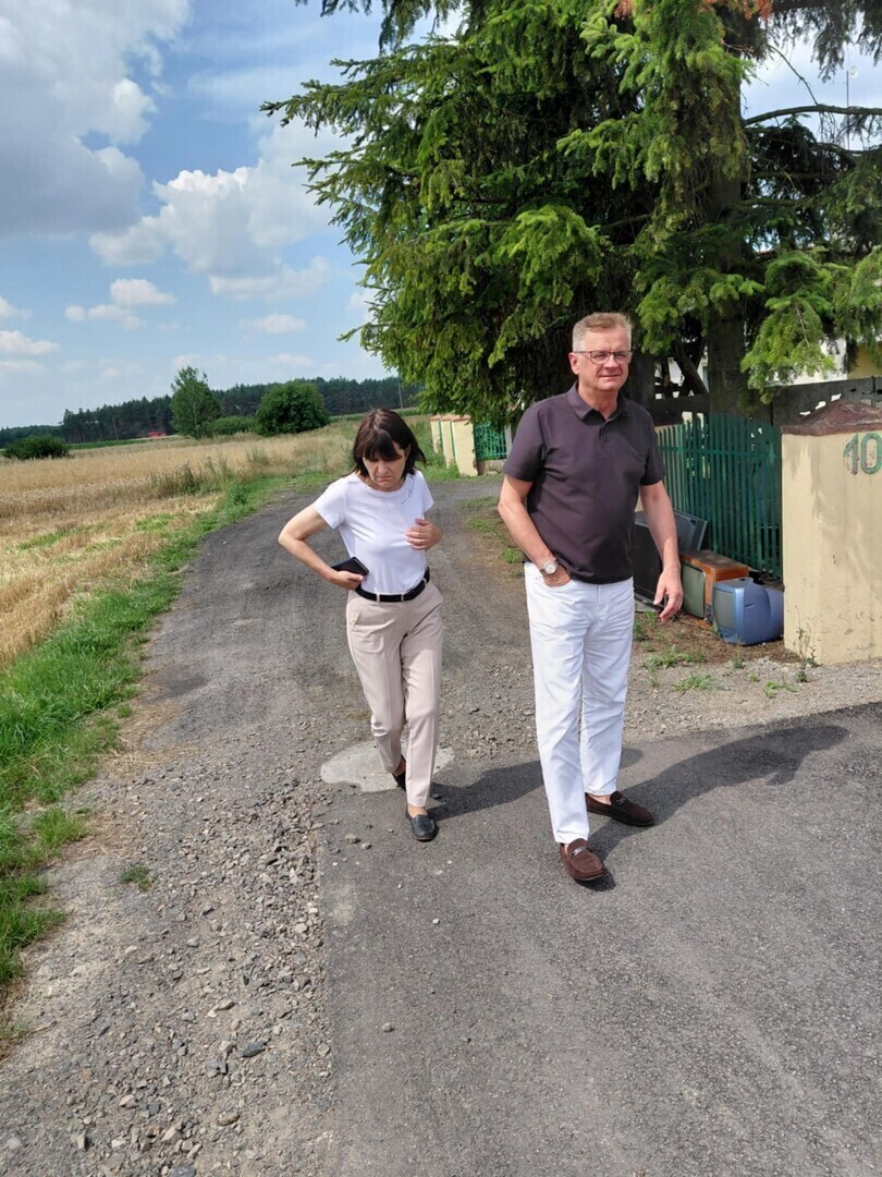 Prace drogowe na ul. Cmentarnej wójt kontroluje postęp inwestycji w gminie