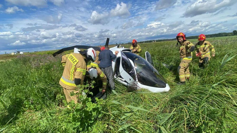 Wiatrakowiec rozbił się w Żerominie pod Piotrkowem. Pasażer zabrany do szpitala śmigłowcem LPR