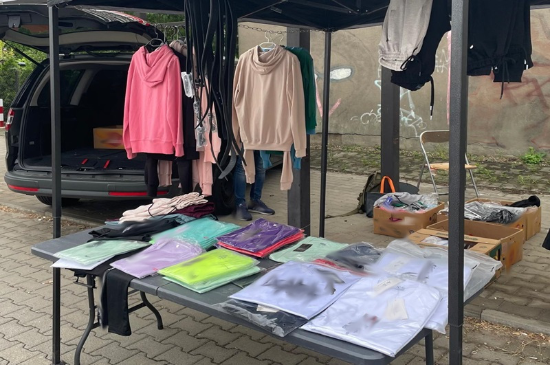 Podrobiona odzież i perfumy o wartości ponad 190 tys. zł zarekwirowane przez KAS