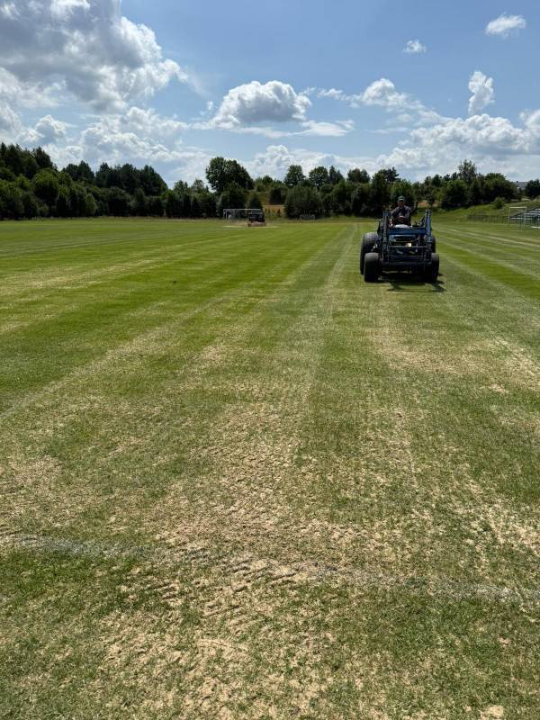 Kompleksowa pielęgnacja boiska przy ul. Cmentarnej w Gorzkowicach