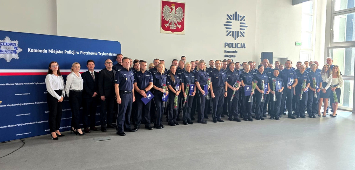 Święto policji. 69 policjantów mianowano na wyższe stopnie