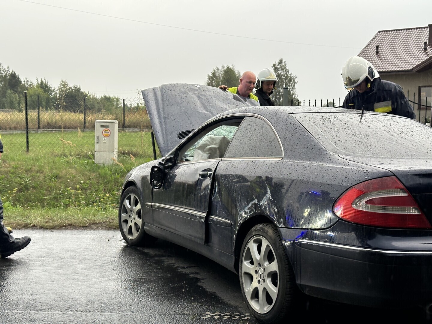 Wypadek w Bujnach. Dachowanie Mercedesa droga była całkowicie zablokowana. Kierujący trafił do szpitala