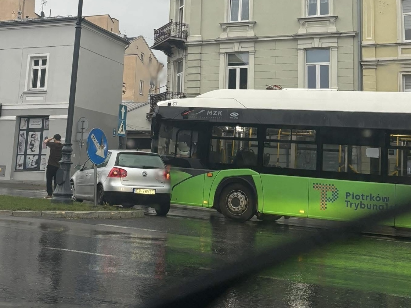 Zderzenie autobusu MZK z osobówką na placu Kościuszki w Piotrkowie