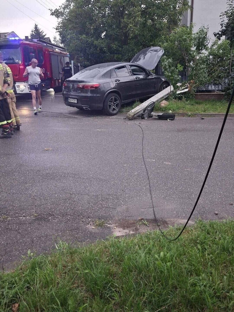 Groźne zdarzenie na skrzyżowaniu Nicianej i Ceramicznej. Mercedes uderzył w ogrodzenie