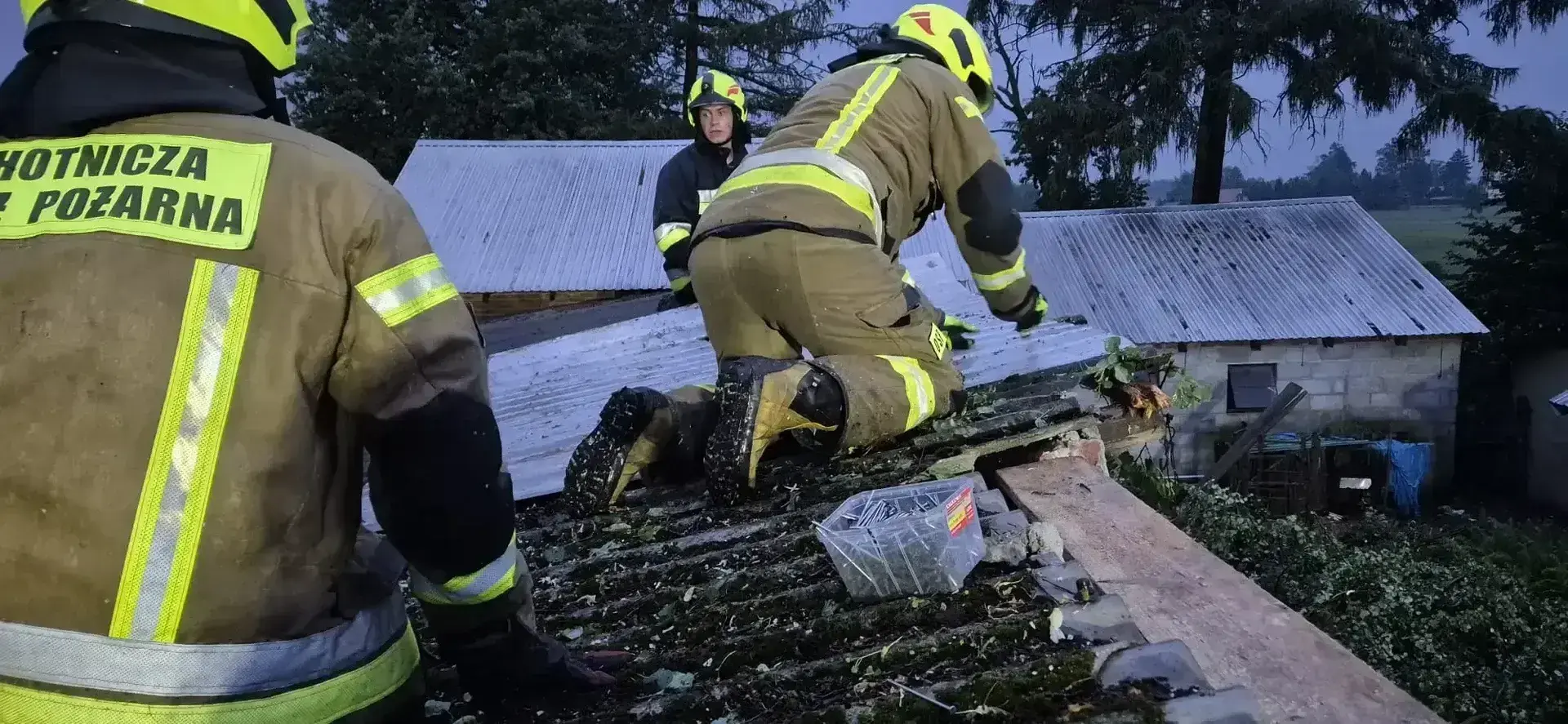 Zalania i zniszczenia po przejściu niżu genueńskiego. Bełchatów ogłasza stan kryzysowy w Przygłowie drzewo runęło na dach a w Piotrkowie rozlewisko na ulicy Poprzecznej