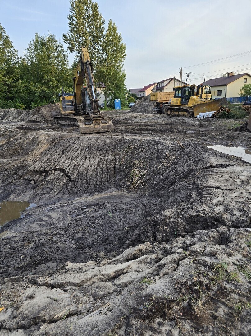 Remont zbiornika wodnego w Gorzędowie. Deszcz skomplikował inwestycję