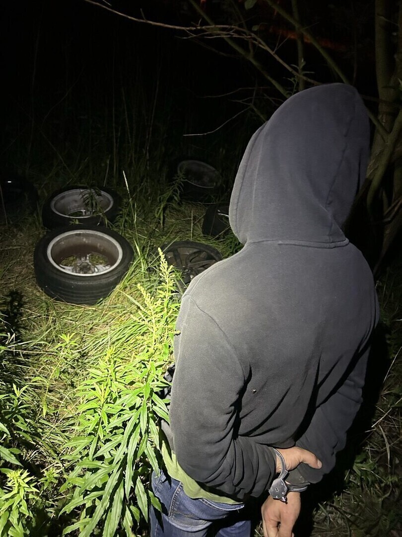 Kradł felgi i opony. Zatrzymany przez policjantów odpowie przed sądem