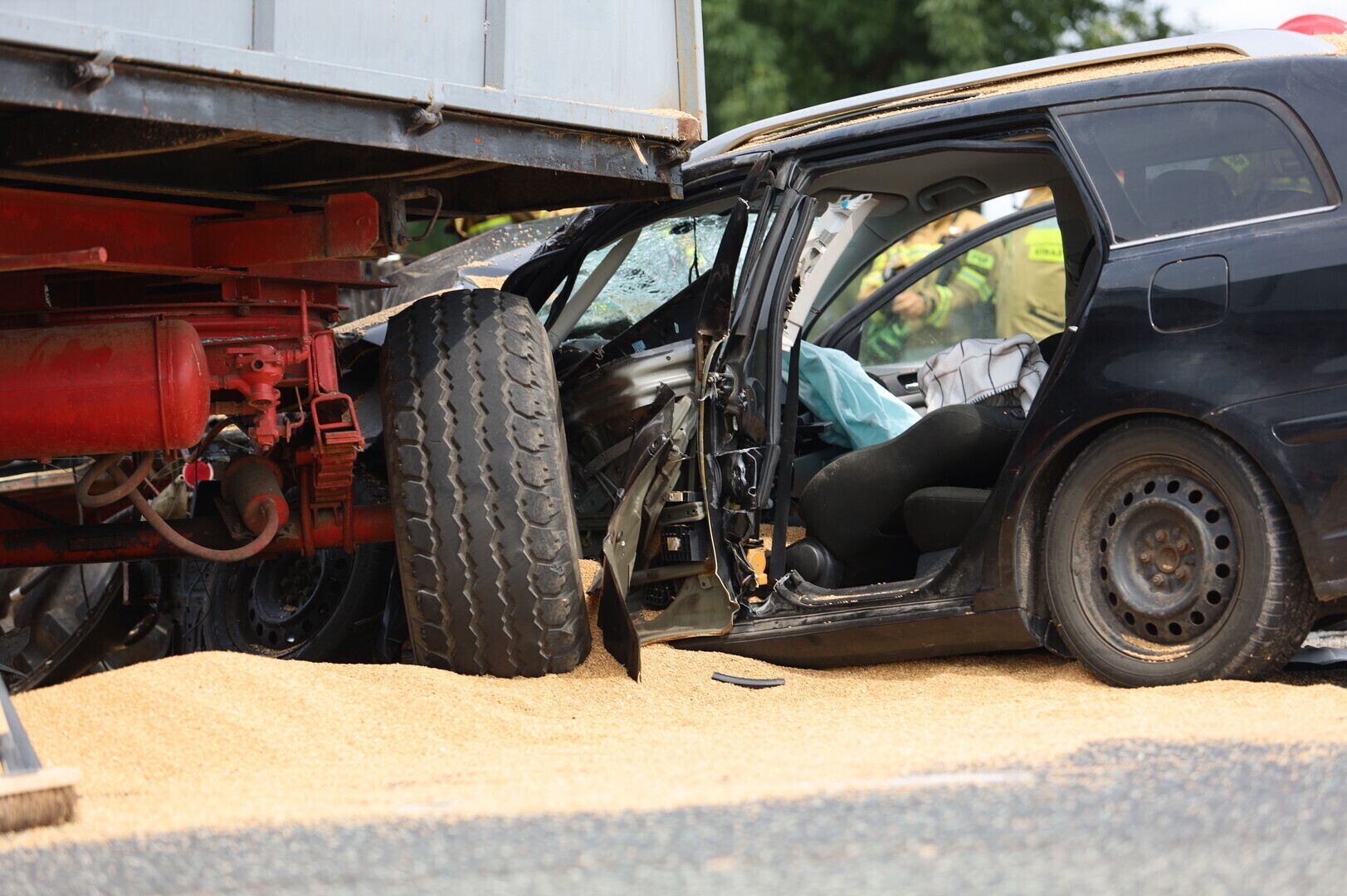 Groźny wypadek na DK 74 w Woźnikach. Droga całkowicie zablokowana wyznaczono objazdy
