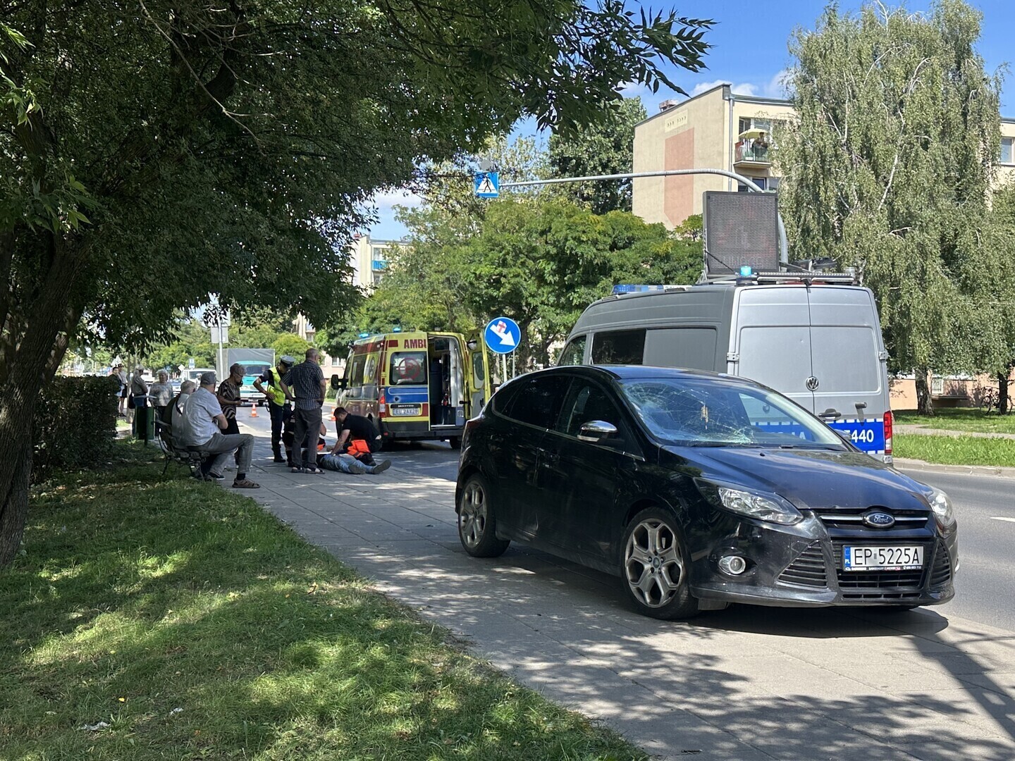 Potrącenie na pasach na Łódzkiej w Piotrkowie. Młody mężczyzna trafił do szpitala
