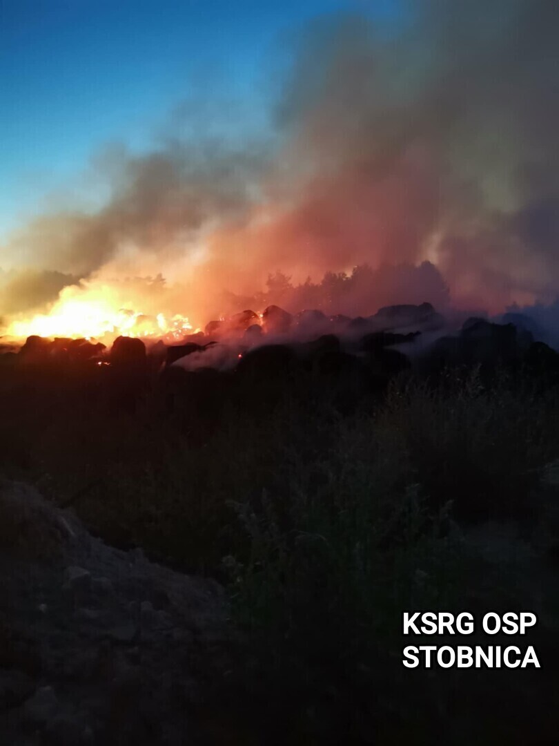 Całonocny pożar słomy w regionie