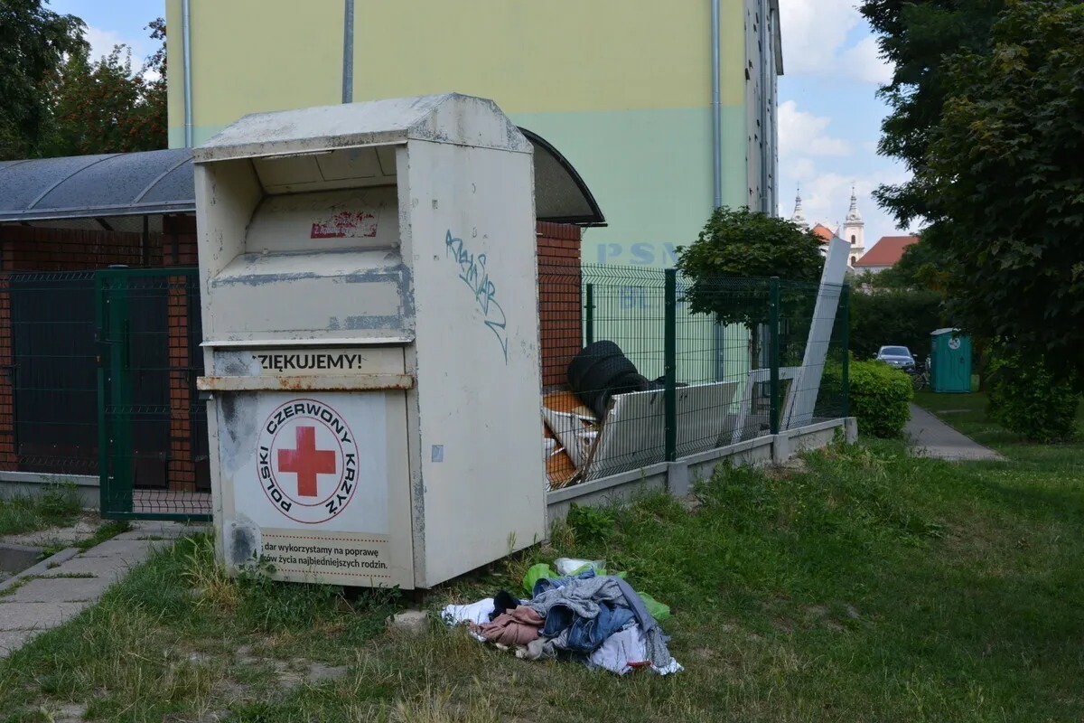 Z całej Polski znikają kontenery PCK. Co dalej z niechcianą odzieżą w Piotrkowie