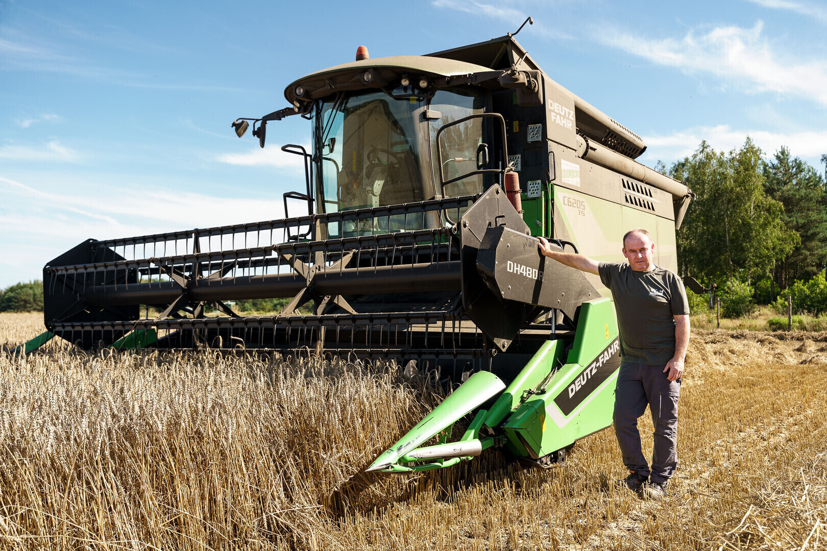 Żniwa w Łódzkiem na finiszu. Rolnicy musieli sobie radzić z niesprzyjającą pogodą