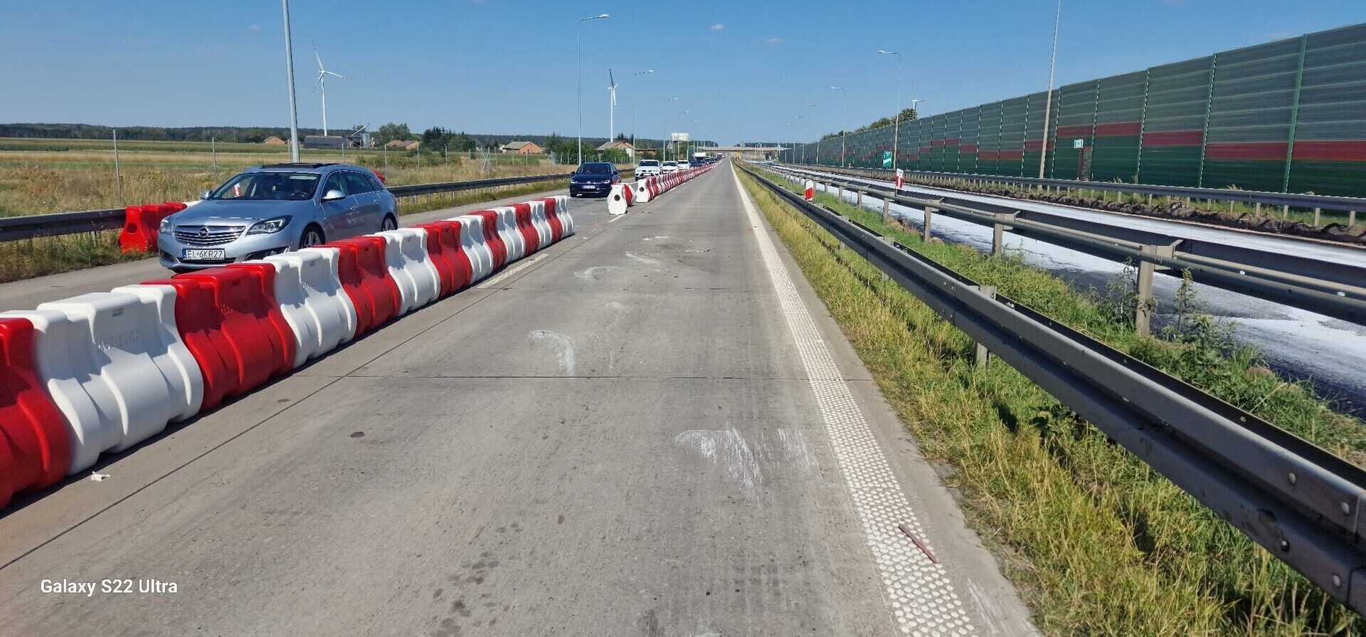 Kolejny wypadek na remontowanej S8 pod Piotrkowem. Dachowanie Mercedesa w Polichnie. Powodem mogło być zaśnięcie