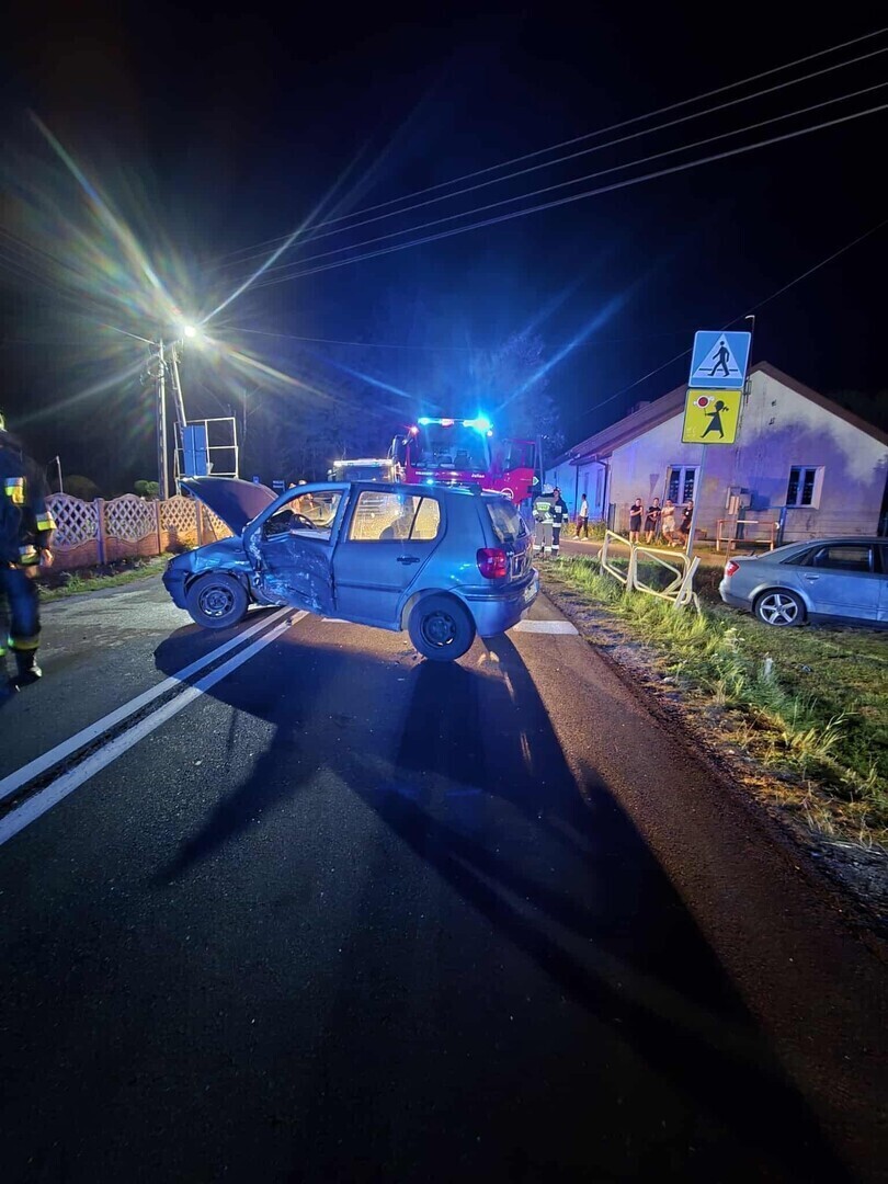 Wypadek w Dorotowie. Zderzenie dwóch aut osobowych na DW742