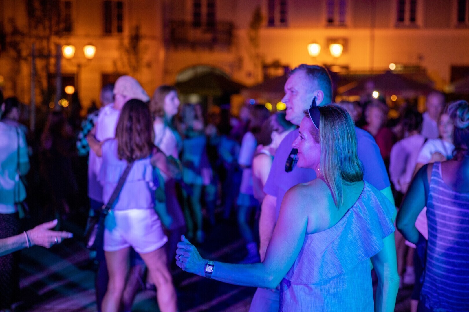 Sierpniowa potańcówka w Piotrkowie 2025. Kilkaset osób świetnie bawiło się w Rynku Trybunalskim pod gołym niebem