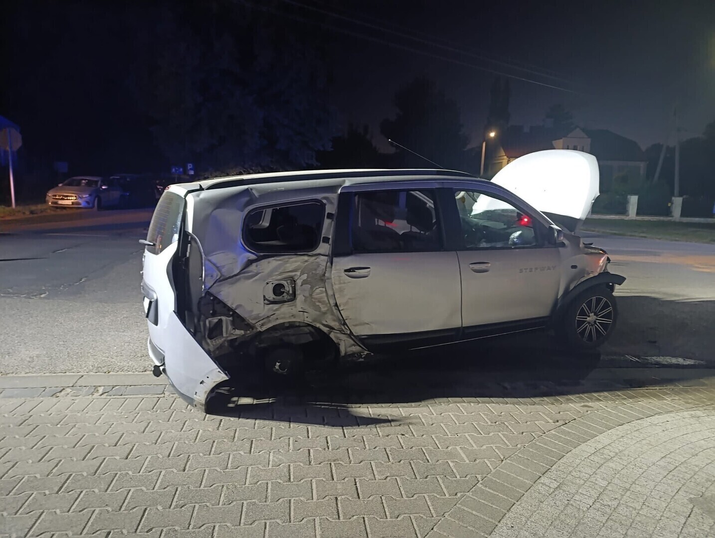 Wypadek na Głównej w Czarnocinie. Dacia uderzyła w słup. Kierowca był kompletnie pijany