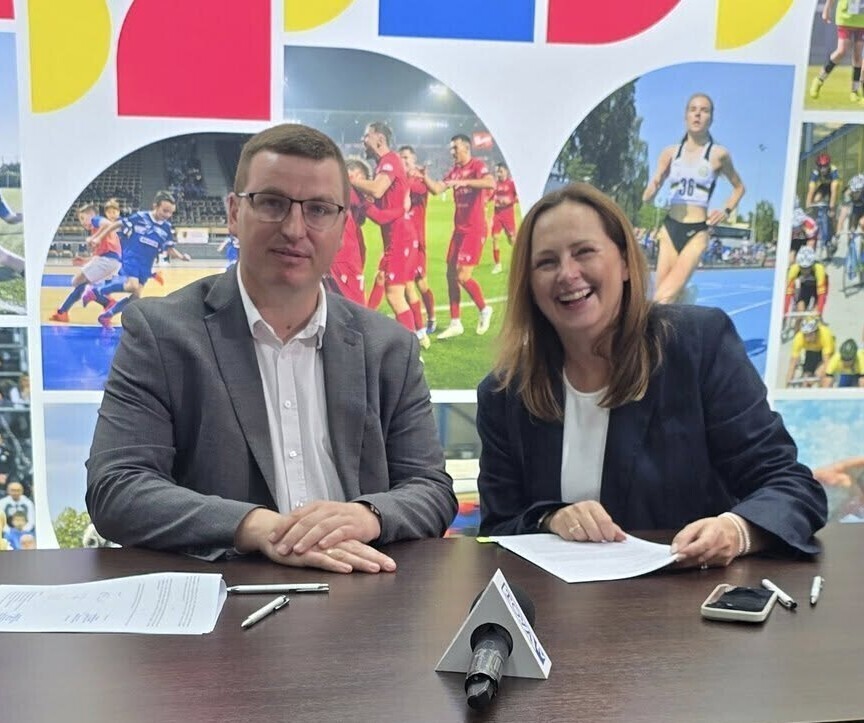 Umowa na modernizację boisk w gminie Czarnocin podpisana