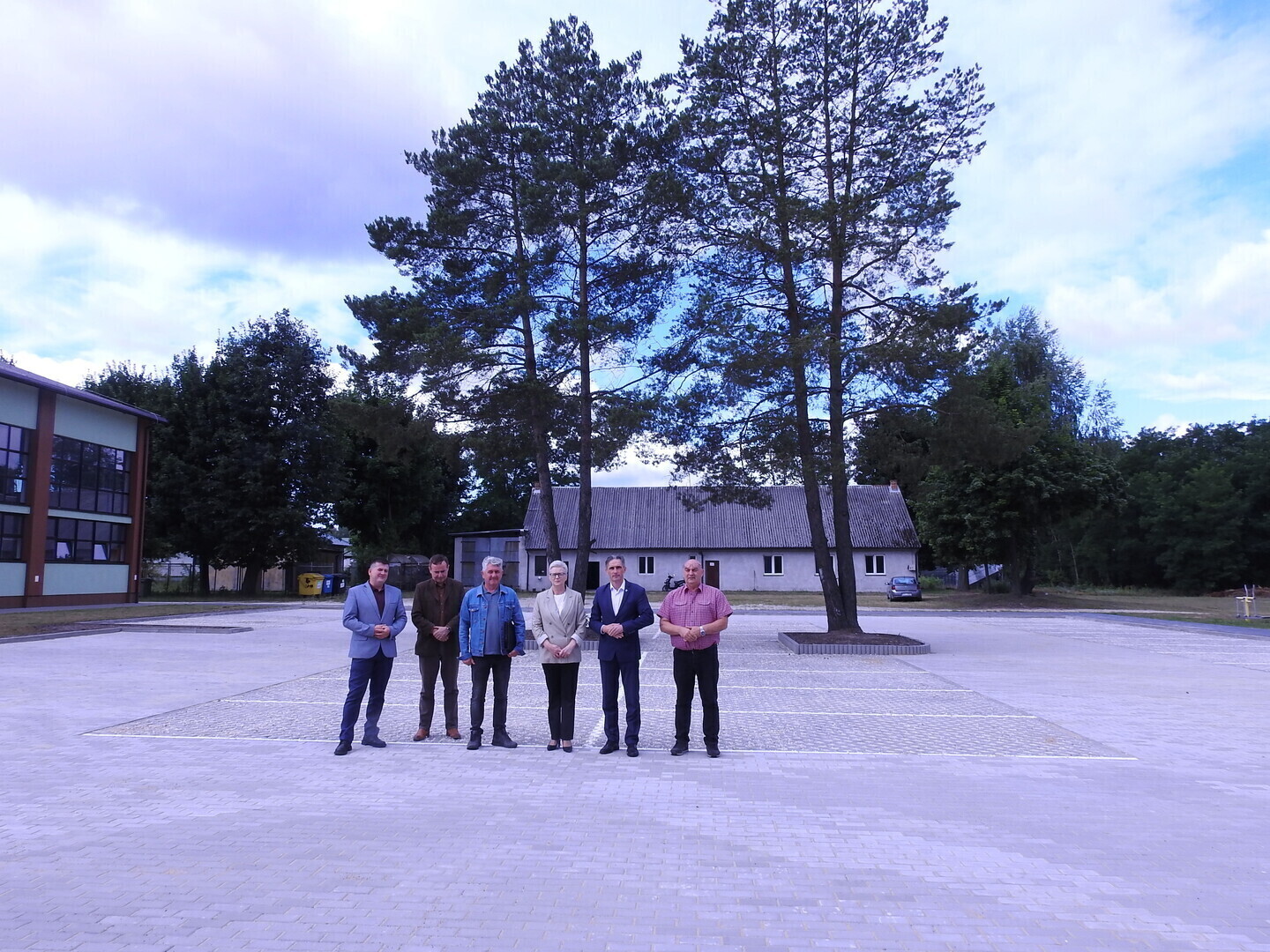 Nowe zagospodarowanie terenu przy sali gimnastycznej w Aleksandrowie zakończone