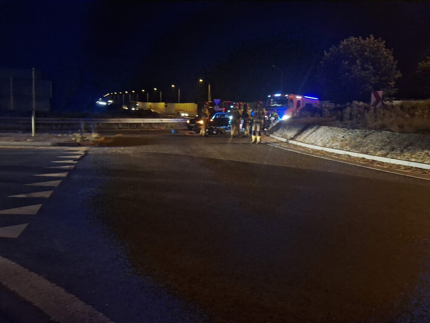 Wypadek na rondzie w Jarostach. Motocyklista trafił do szpitala