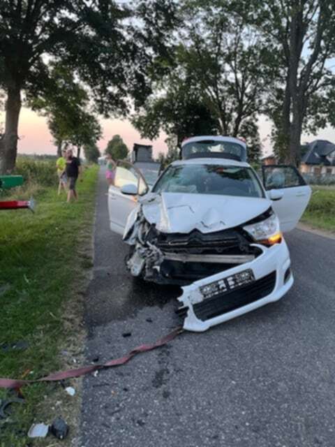 Wypadek koło Rozprzy. Maszyna rolnicza spadła z ciężarówki na nadjeżdżające auto osobowe. Dwie osoby trafiły do szpitala. Mamy nagranie ze zdarzenia