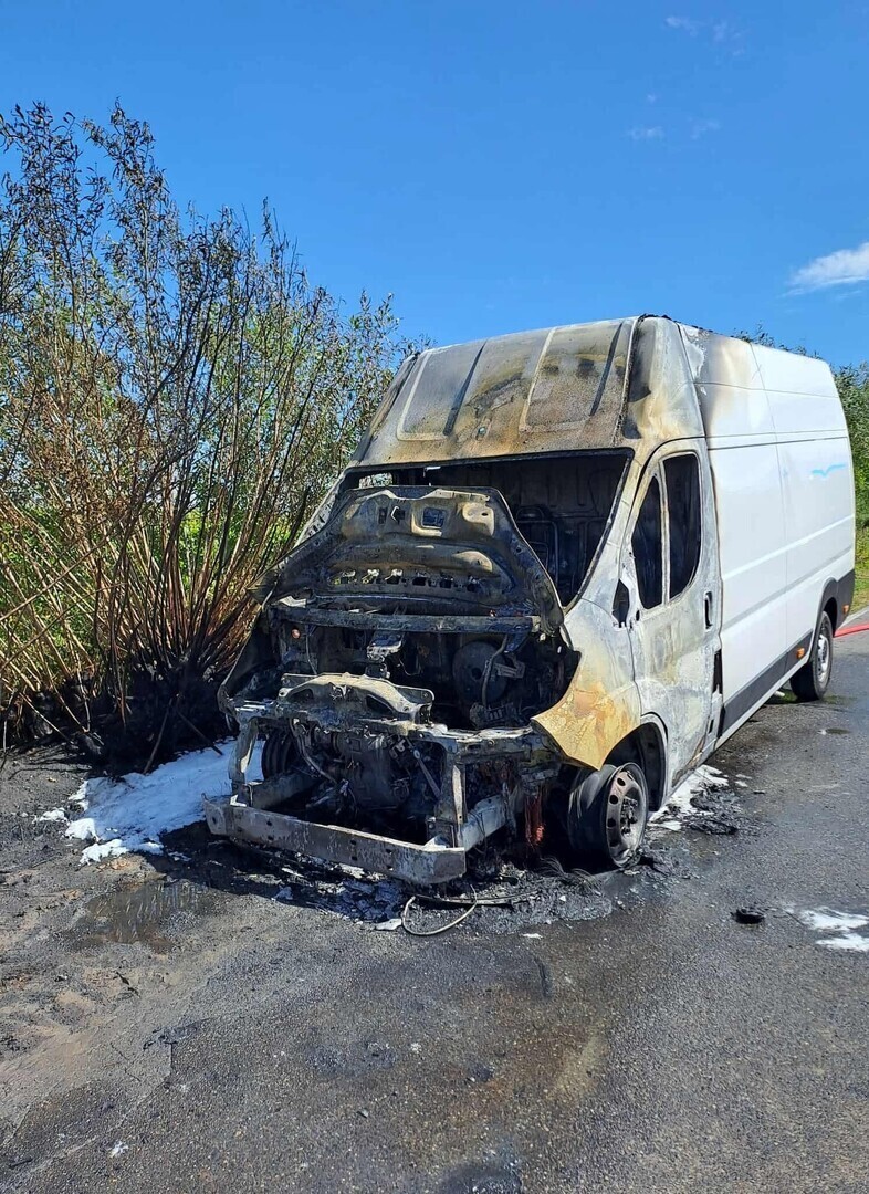 Pożar dostawczaka w Parzniewicach