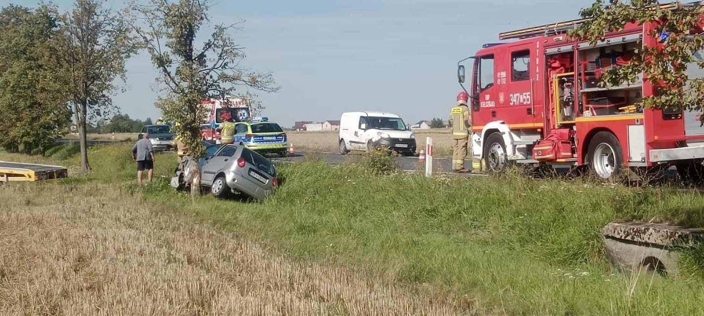 Wypadek na DW716. Kobieta wpadła do rowu i uderzyła w drzewo