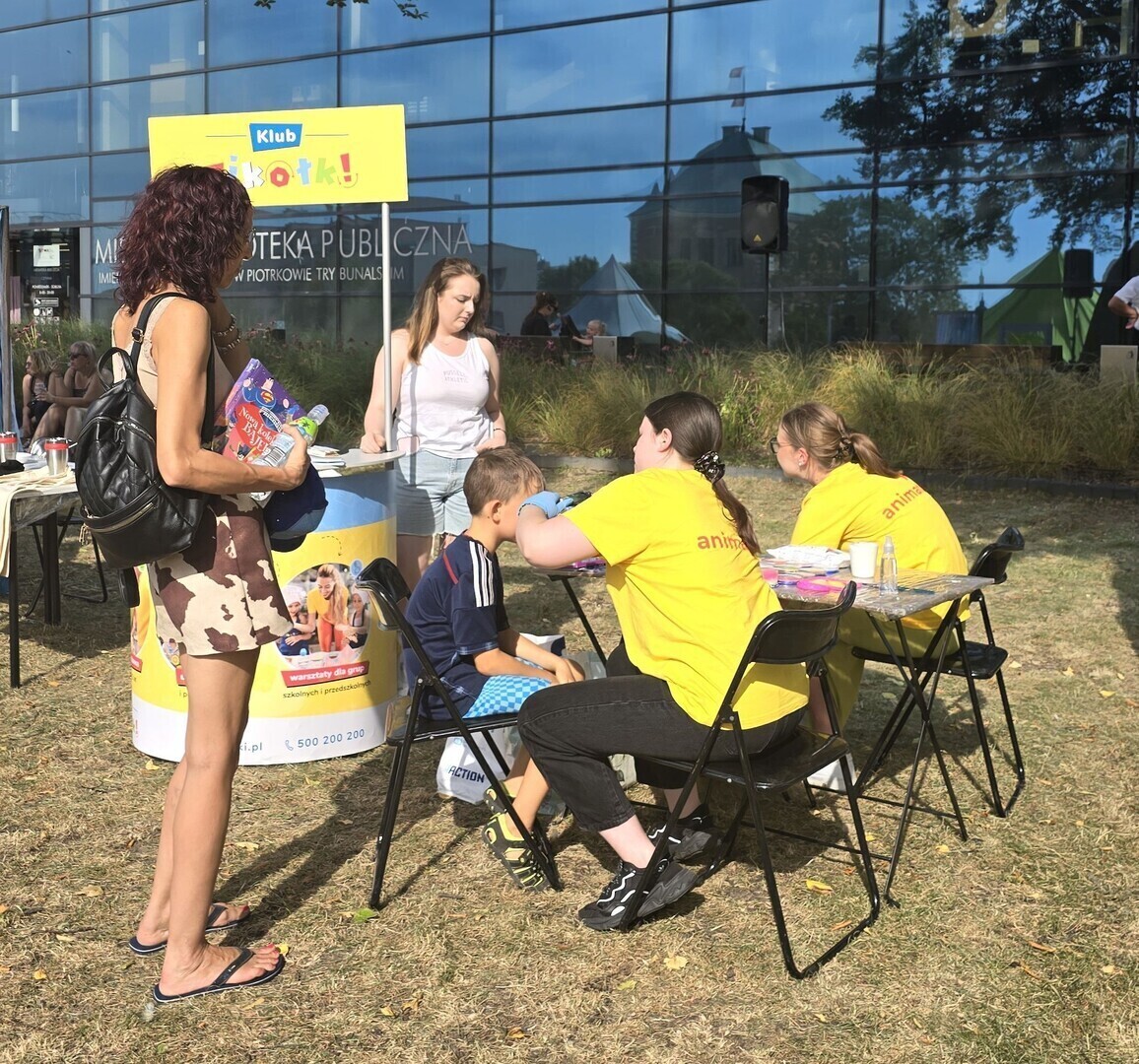 Duże zainteresowanie festynem przed piotrkowską mediateką. Mnóstwo atrakcji dla najmłodszych