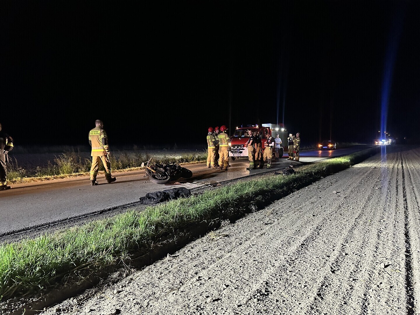 Groźny wypadek w Oprzężowie. Motocykl uderzył w sarnę. Dwie osoby są ranne