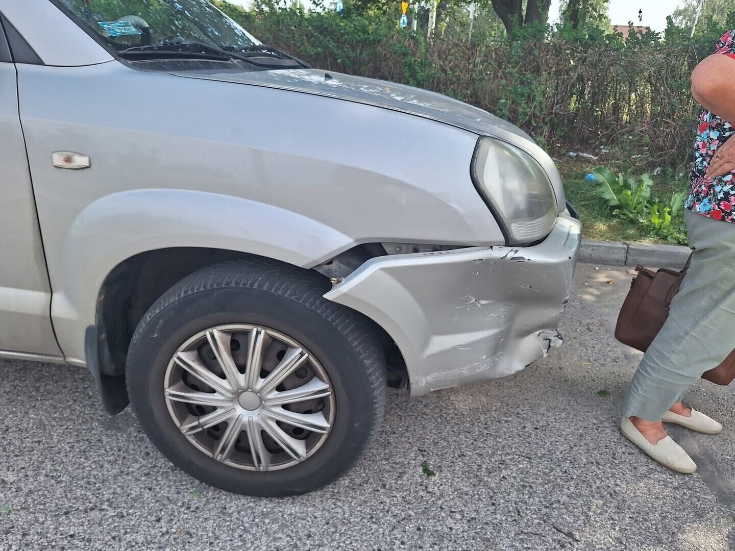 Trzy zdarzenia drogowe w Piotrkowie jednego dnia. Gałąź spadła na jadące auto kolizja na rondzie i potrącenie 11-letniego rowerzysty