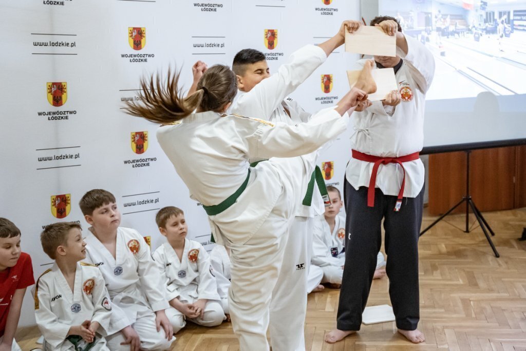 Łódzkie dla Ciebie 17 mld zł dla Łódzkiego nowe stacje meteorologiczne i pożyczki inwestycyjne - zobacz co się działo w Łódzkim