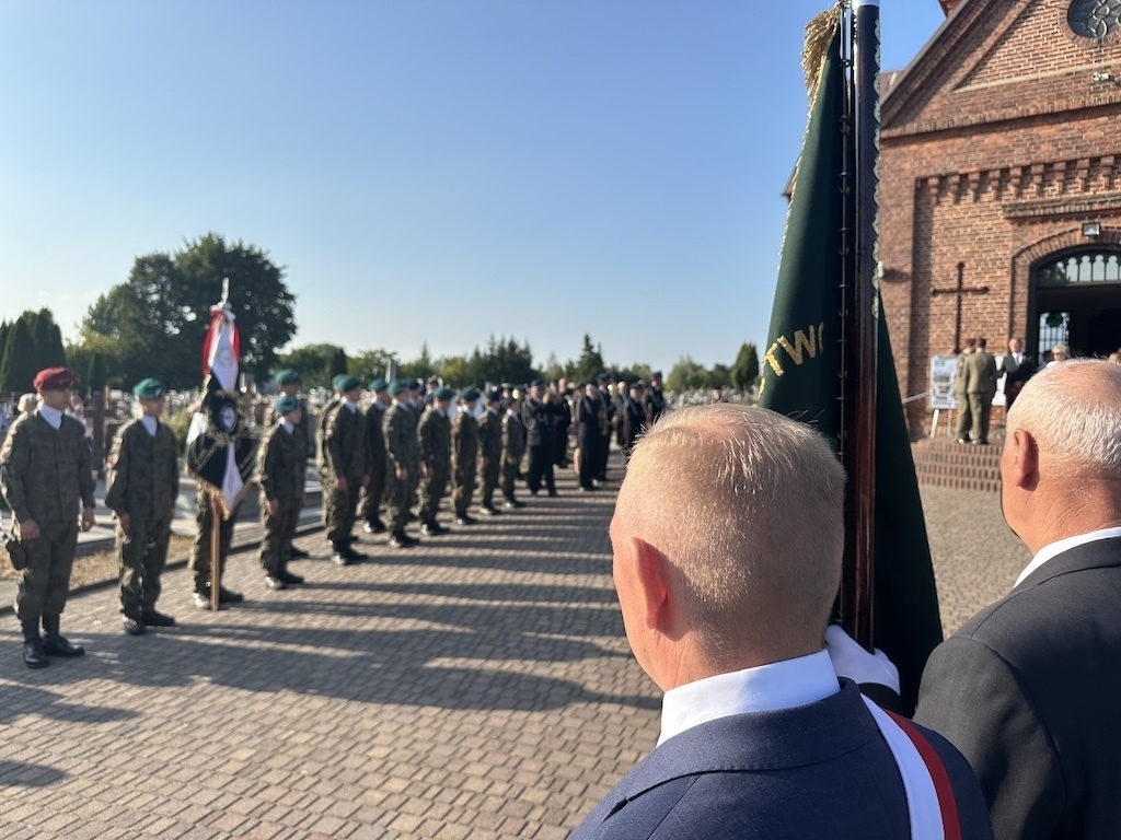 Wolbórz uczcił 86. rocznicę wybuchu II wojny światowej ziemia z Katynia i Smoleńska złożona w ołtarzu