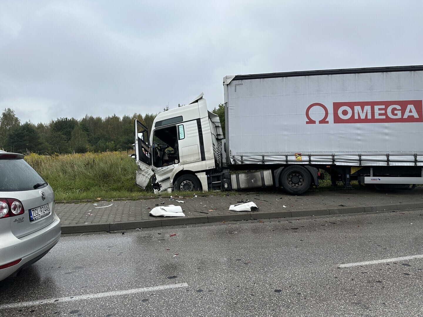 Groźne zdarzenie na Wierzejskiej. Ciężarówka uderzyła w auto i wypadła z drogi