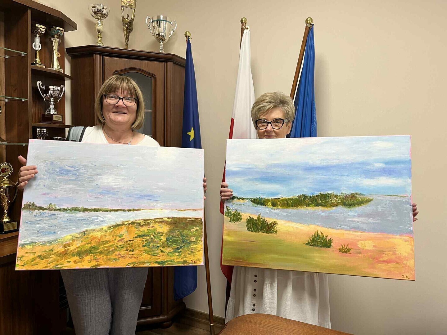 Obrazy przestawiające region trafiły do Urzędu Gminy Łęki Szlacheckie