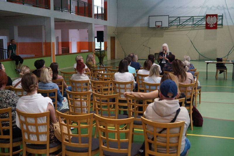 O cyberprzemocy hejcie i zagrożeniach we współczesnym świecie rozmawiali uczniowie SP w Gorzkowicach z sędzią Anną Marią Wesołowską