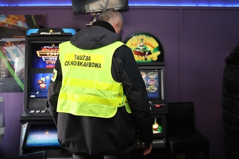 Łódzka KAS zatrzymała 13 osób za nielegalne prowadzenie gier hazardowych
