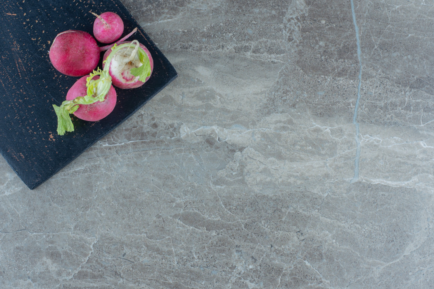 Blaty z kamienia naturalnego. Co świadczy o ich popularności