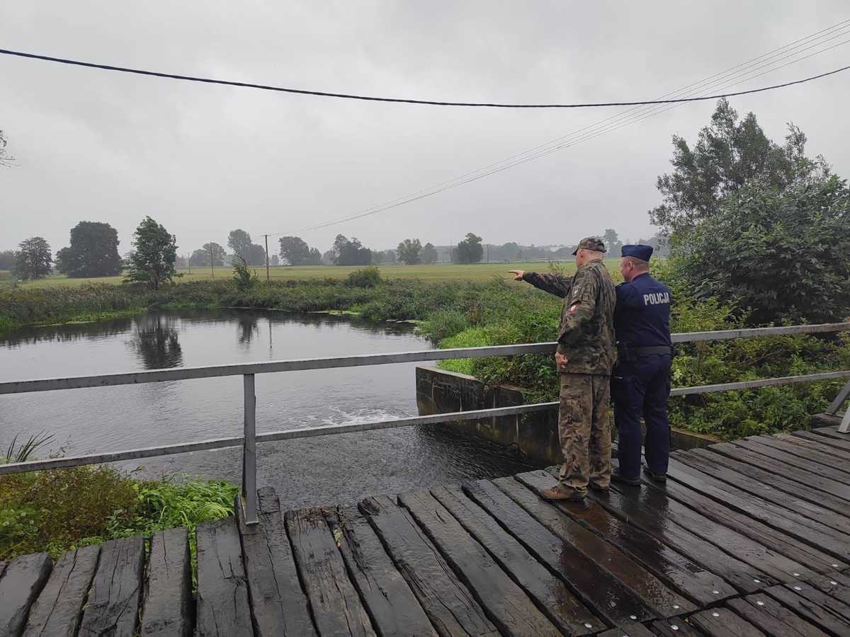 Wspólne kontrole akwenów w gminie Wolbórz policjanci i strażnicy rybaccy przeciwko kłusownictwu