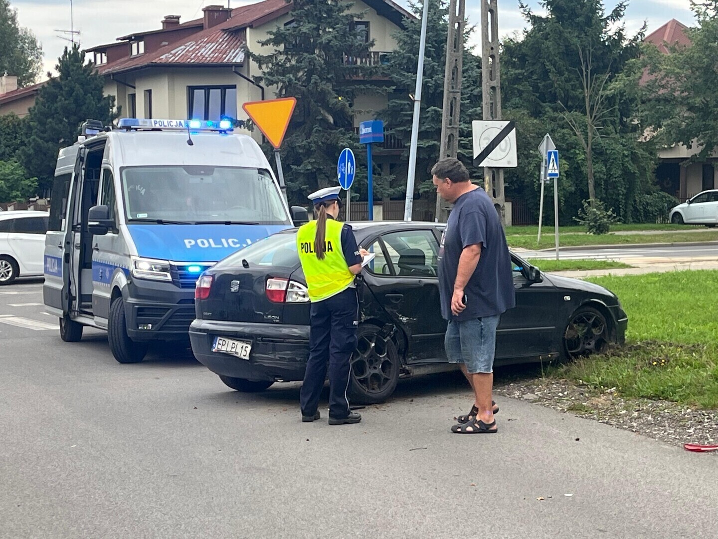 Piotrków Trybunalski pościg policji ulicami miasta kierowca rozbił auto i uciekał pieszo. Miał sądowy zakaz prowadzenia i był poszukiwany listem gończym