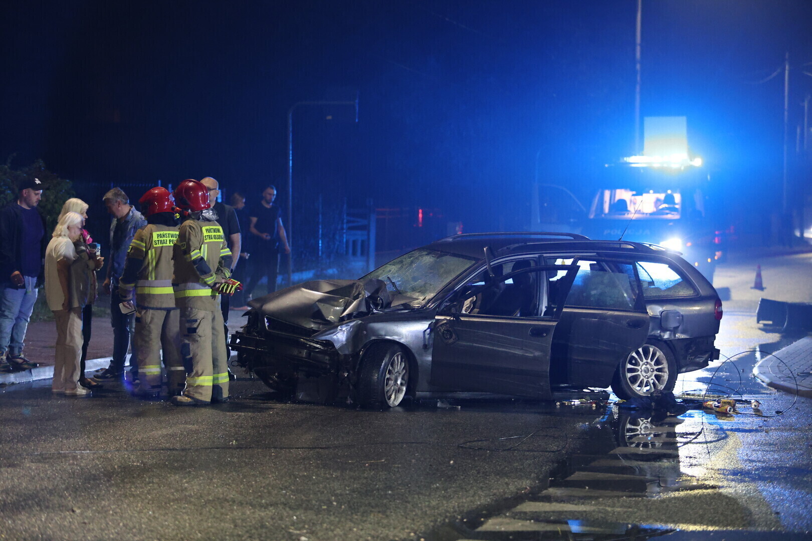 Poważny wypadek na Rolniczej w Piotrkowie Trybunalskim. Pijany kierowca Volvo staranował słup i ogrodzenie. Z auta wysypały się puszki po piwie a kierowca zasnął